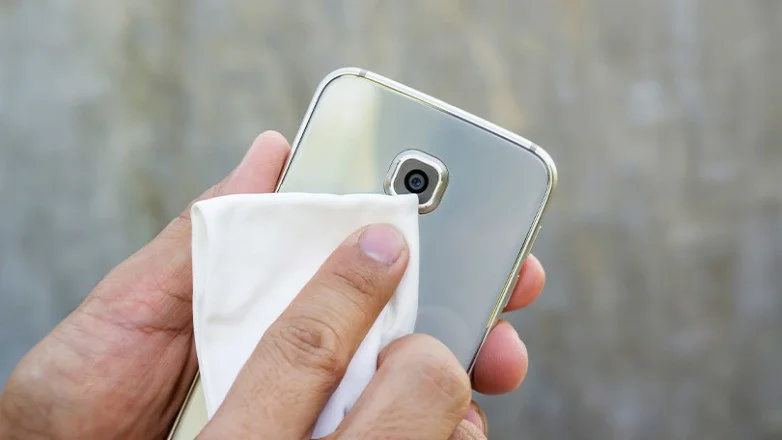 Comment nettoyer et désinfecter les appareils : un téléphone ou une tablette ?