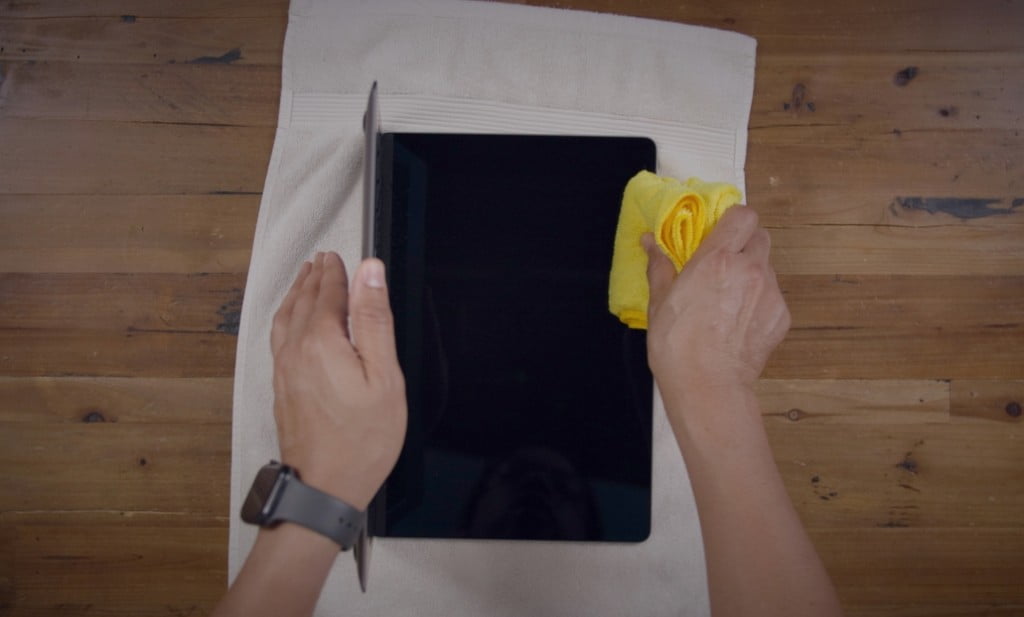 essuyer haut bas ecran macbook
