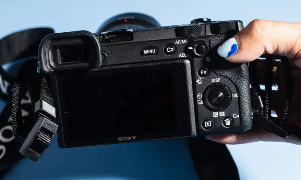 le Sony α6600, montrant sa taille plus petite par rapport à un appareil photo reflex numérique.